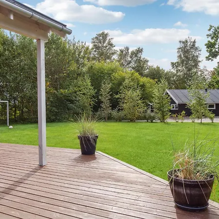 Five-bedroom In Prázdninový dům Grenå