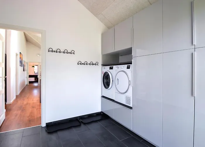 Five-bedroom In Prázdninový dům Grenå