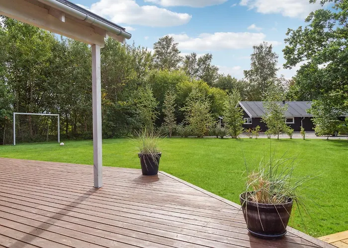 Five-bedroom In Prázdninový dům Grenå